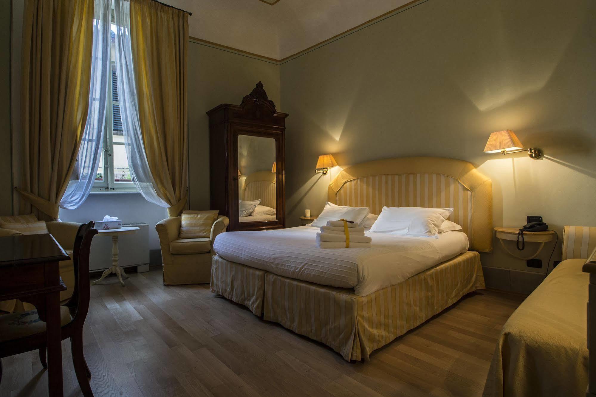 A Palazzo Busdraghi Residenza D'Epoca Bed & Breakfast Lucca Bagian luar foto