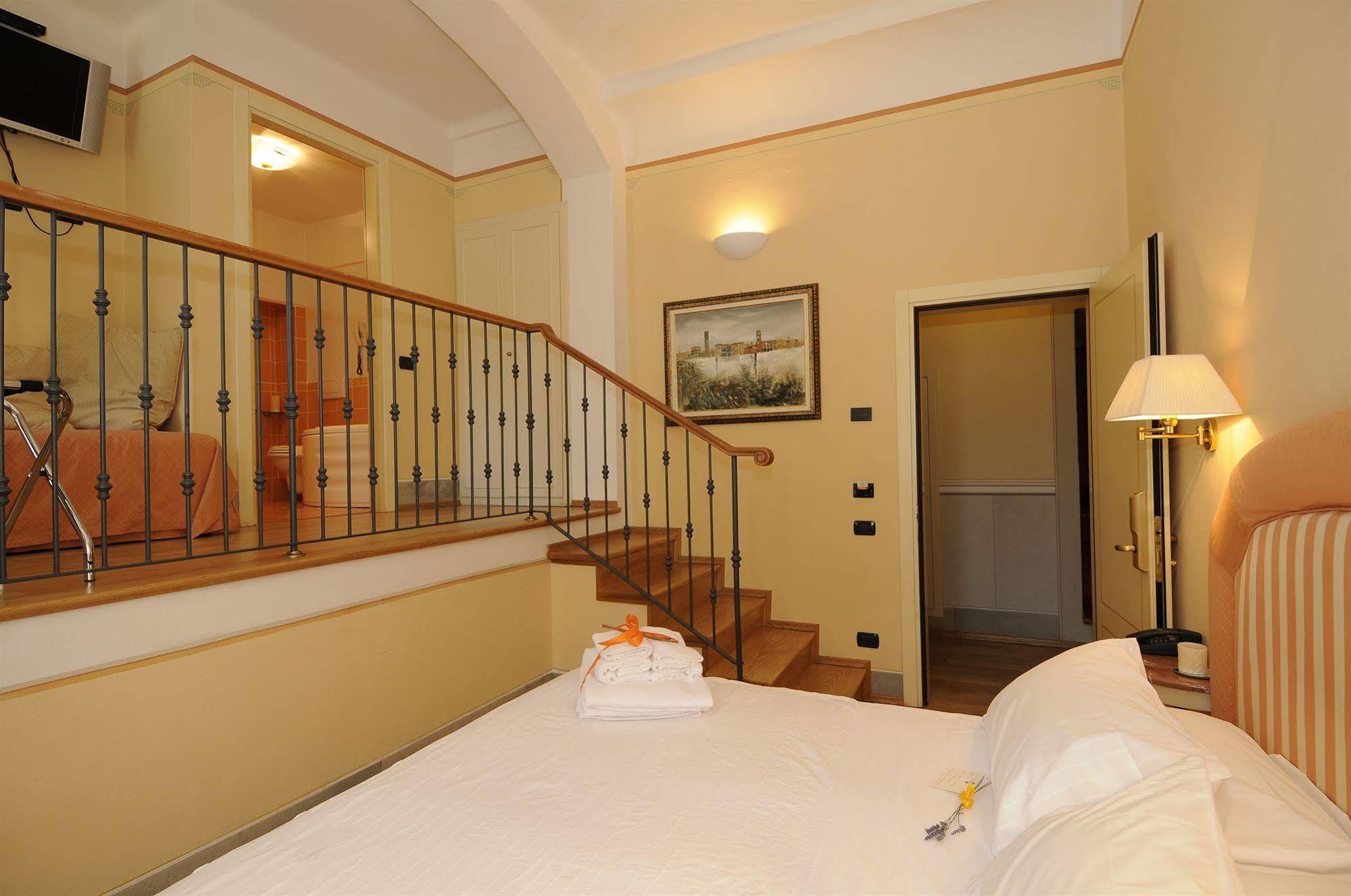 A Palazzo Busdraghi Residenza D'Epoca Bed & Breakfast Lucca Bagian luar foto