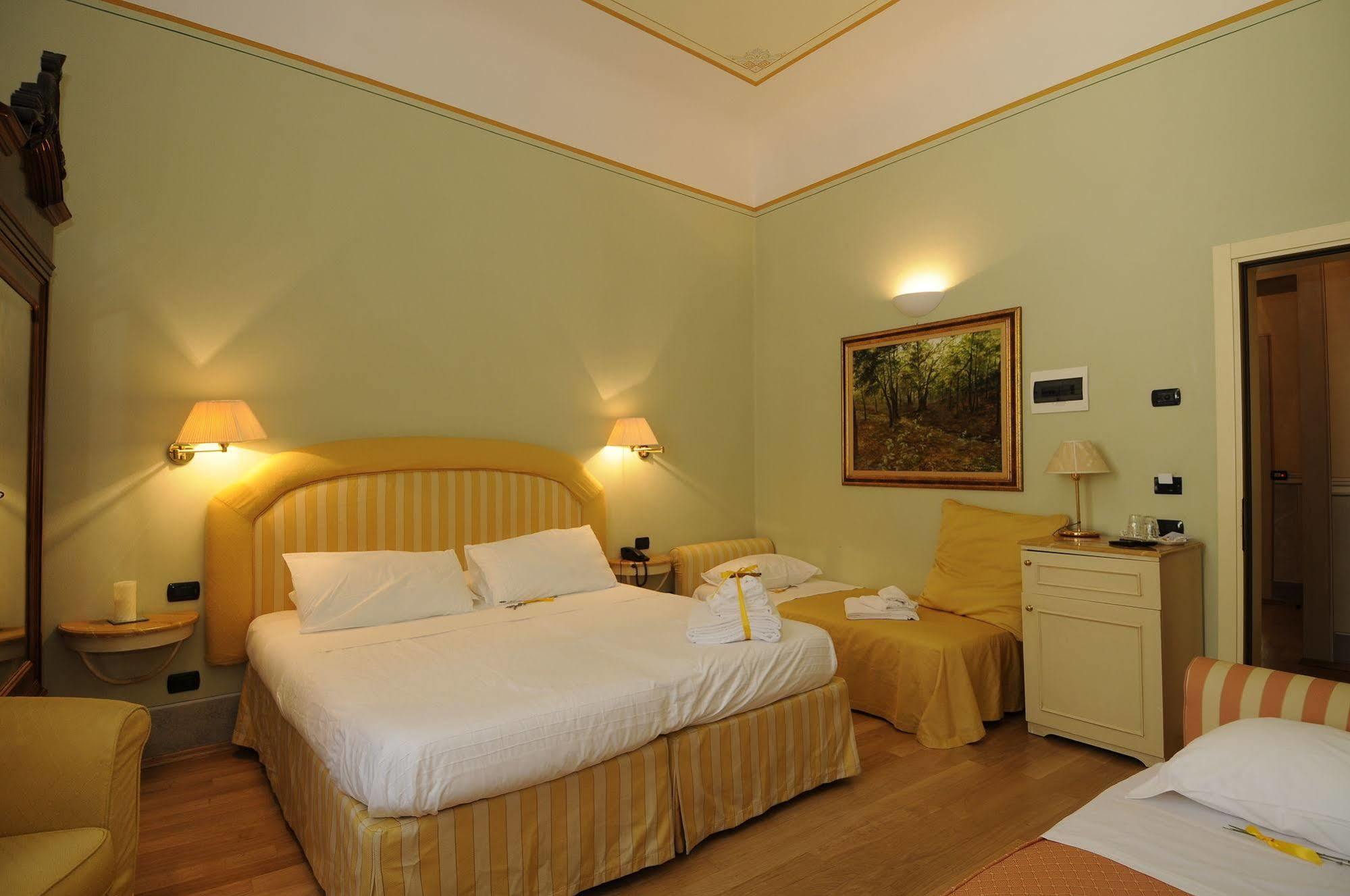 A Palazzo Busdraghi Residenza D'Epoca Bed & Breakfast Lucca Bagian luar foto